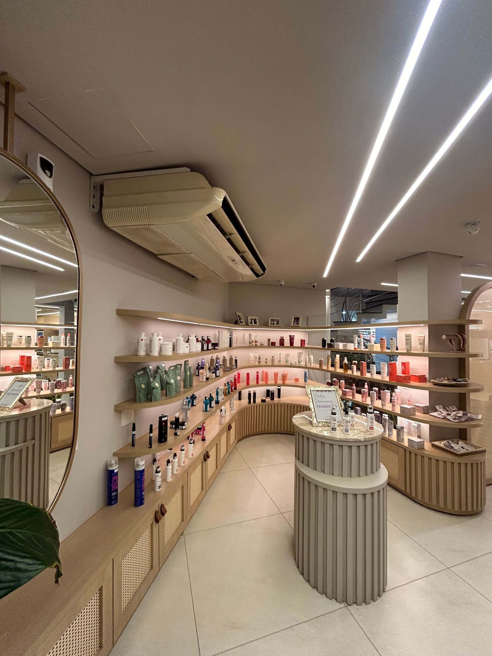 Boutique de produtos com prateleiras de madeira e espelho em arco