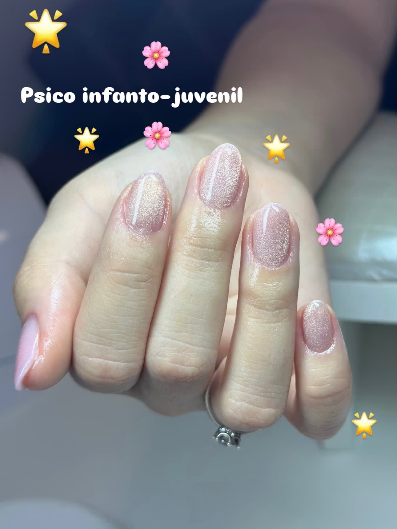 Unhas feitas no salão, com a profissão da cliente escrita na foto