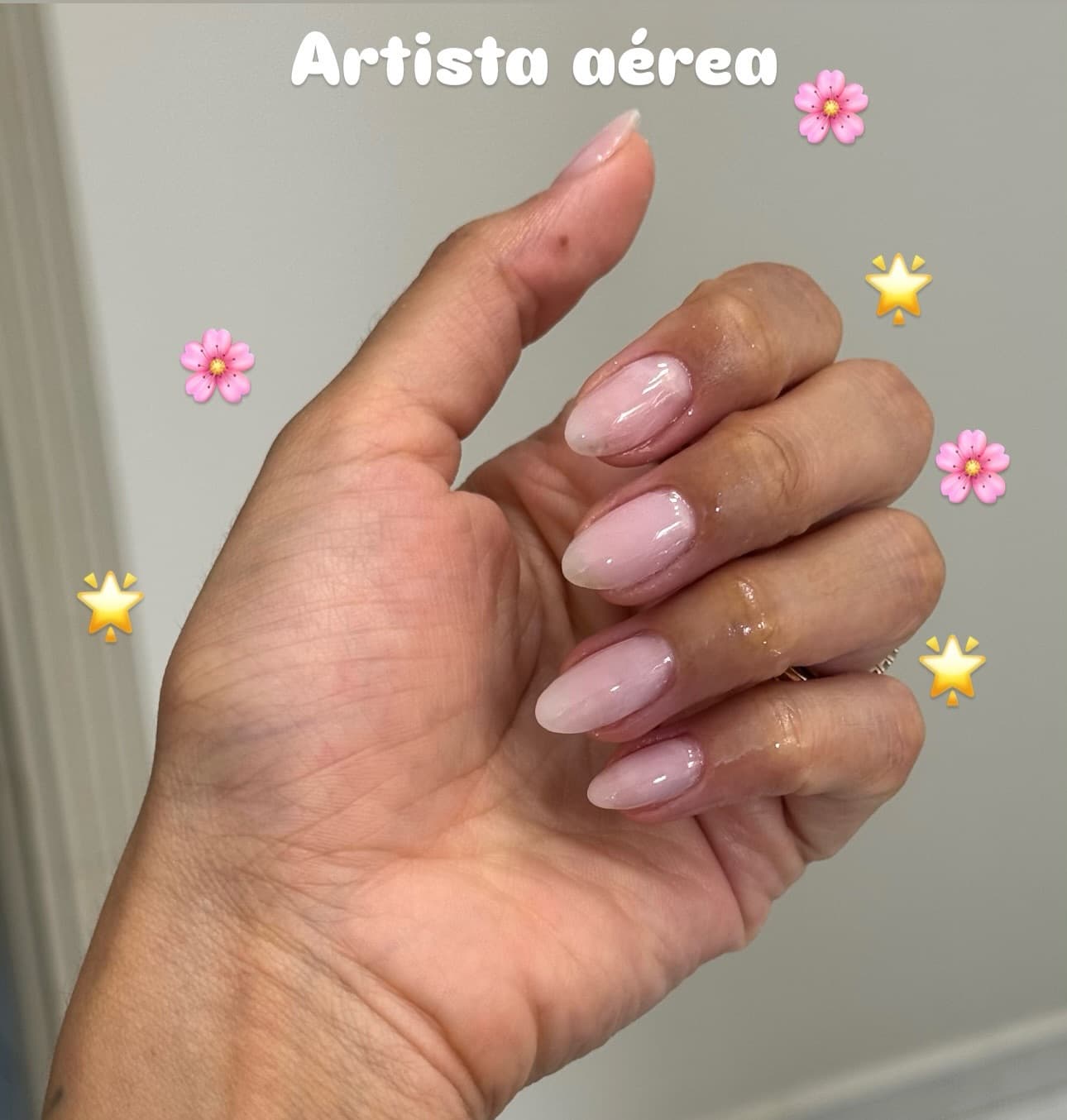 Unhas feitas no salão, com a profissão da cliente escrita na foto