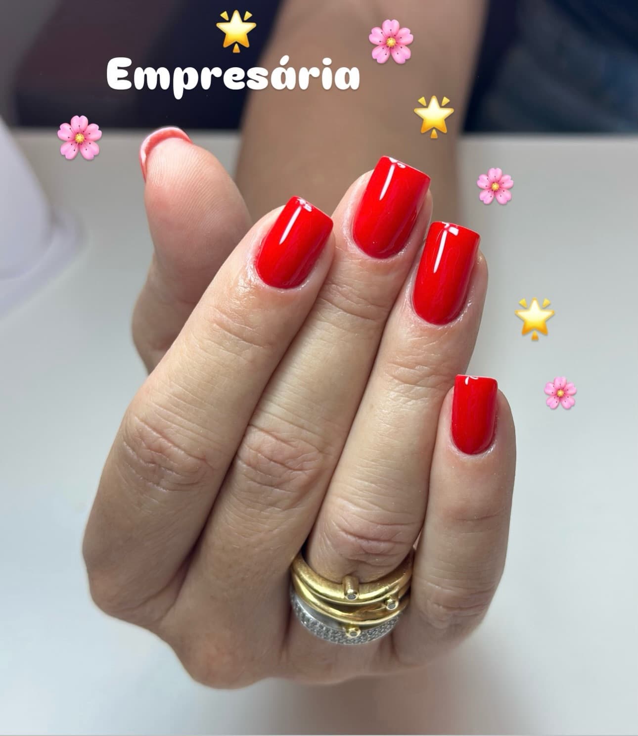 Unhas feitas no salão, com a profissão da cliente escrita na foto