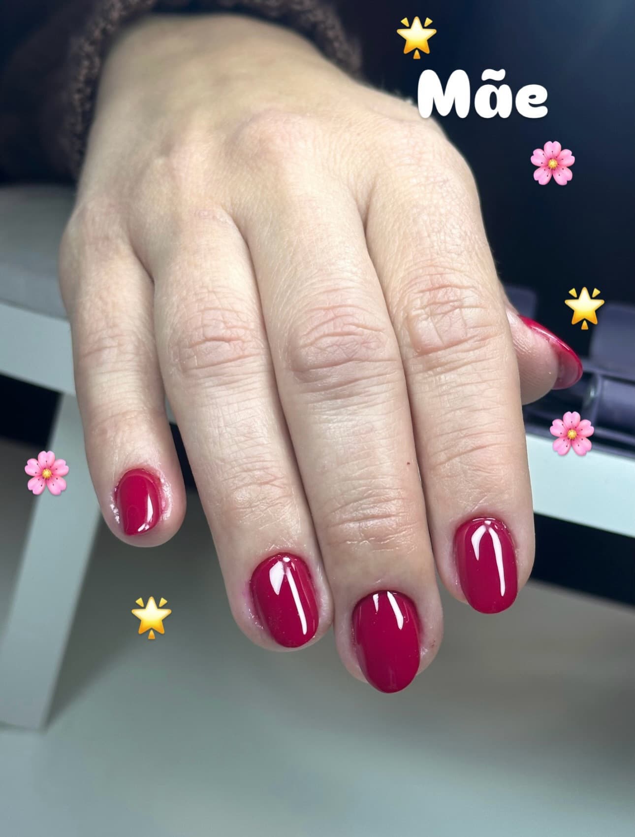 Unhas feitas no salão, com a profissão da cliente escrita na foto