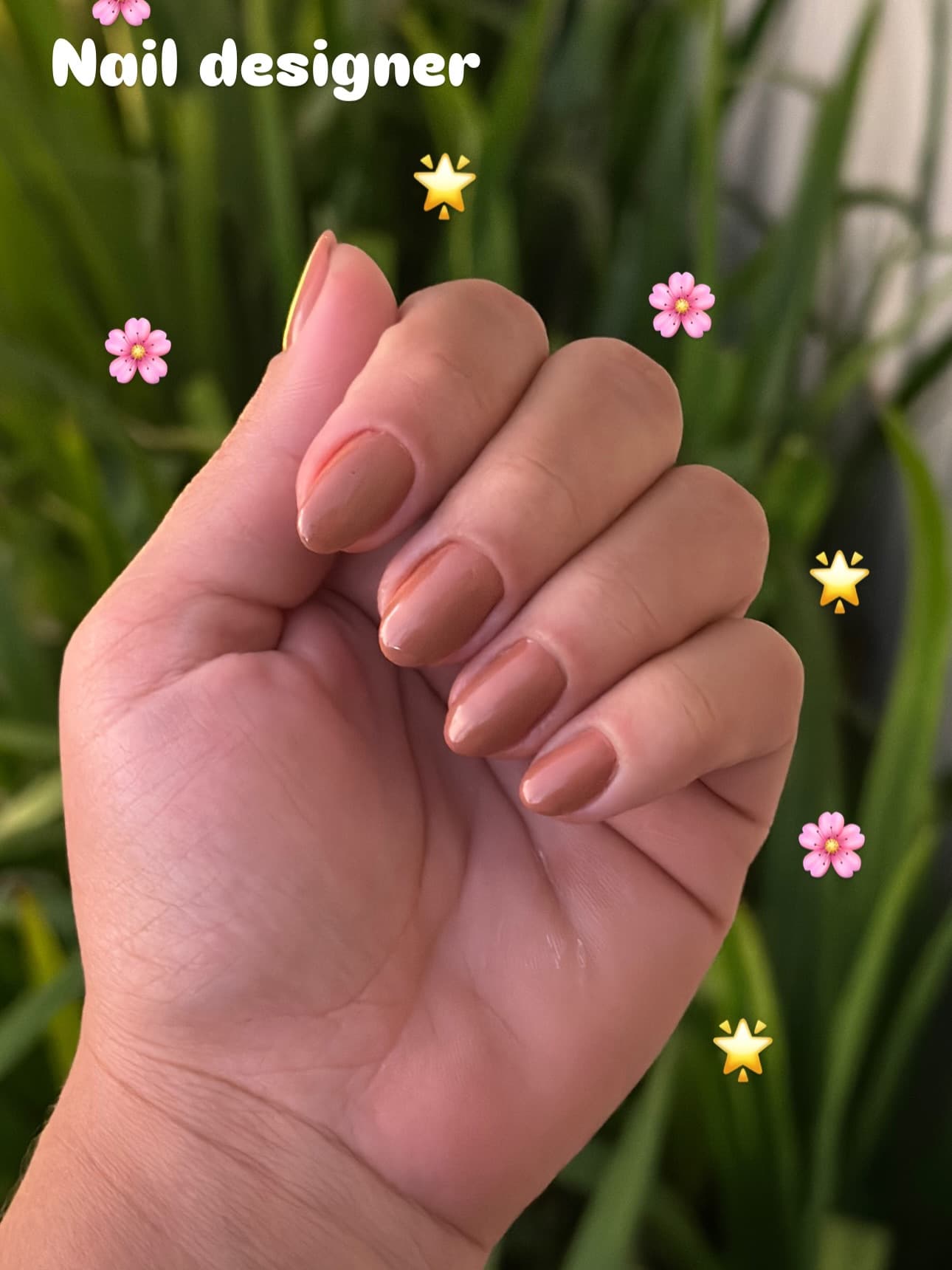 Unhas feitas no salão, com a profissão da cliente escrita na foto