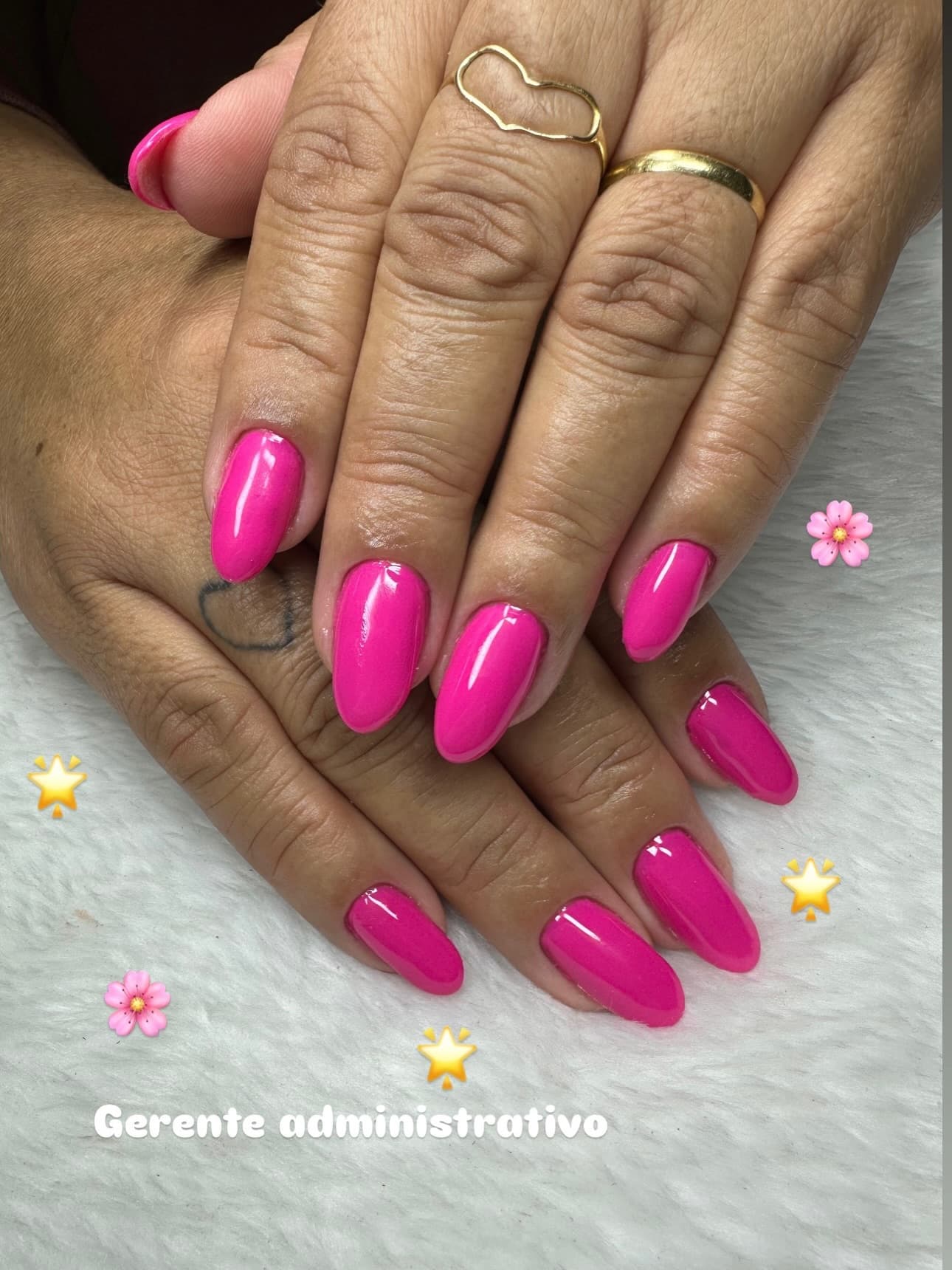 Unhas feitas no salão, com a profissão da cliente escrita na foto