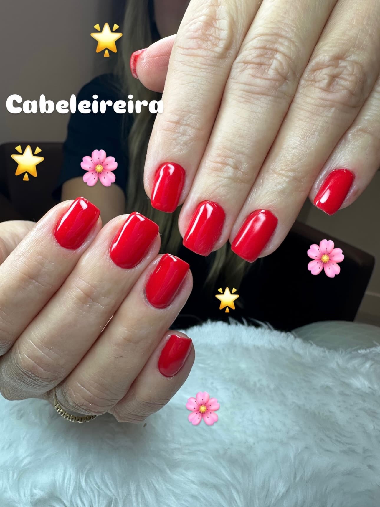 Unhas feitas no salão, com a profissão da cliente escrita na foto