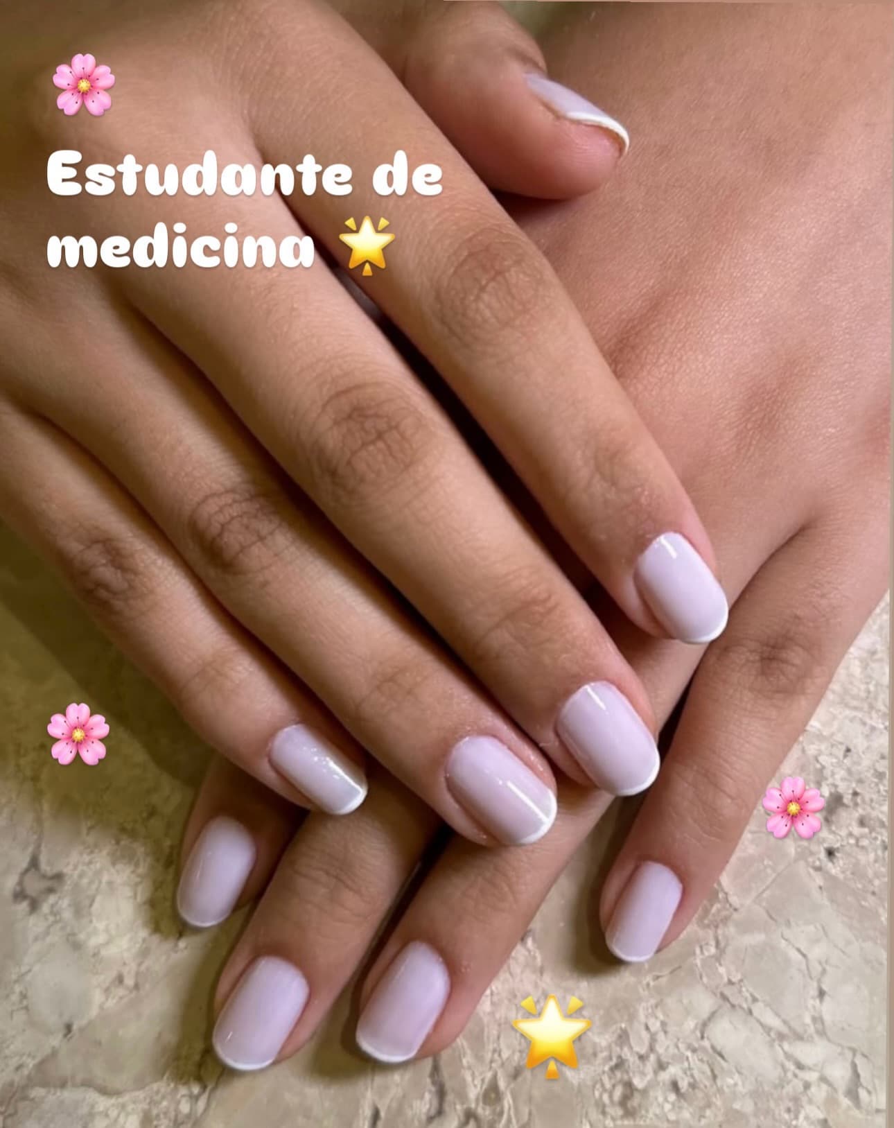 Unhas feitas no salão, com a profissão da cliente escrita na foto
