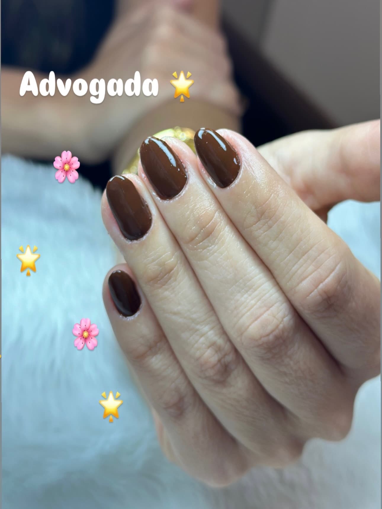 Unhas feitas no salão, com a profissão da cliente escrita na foto