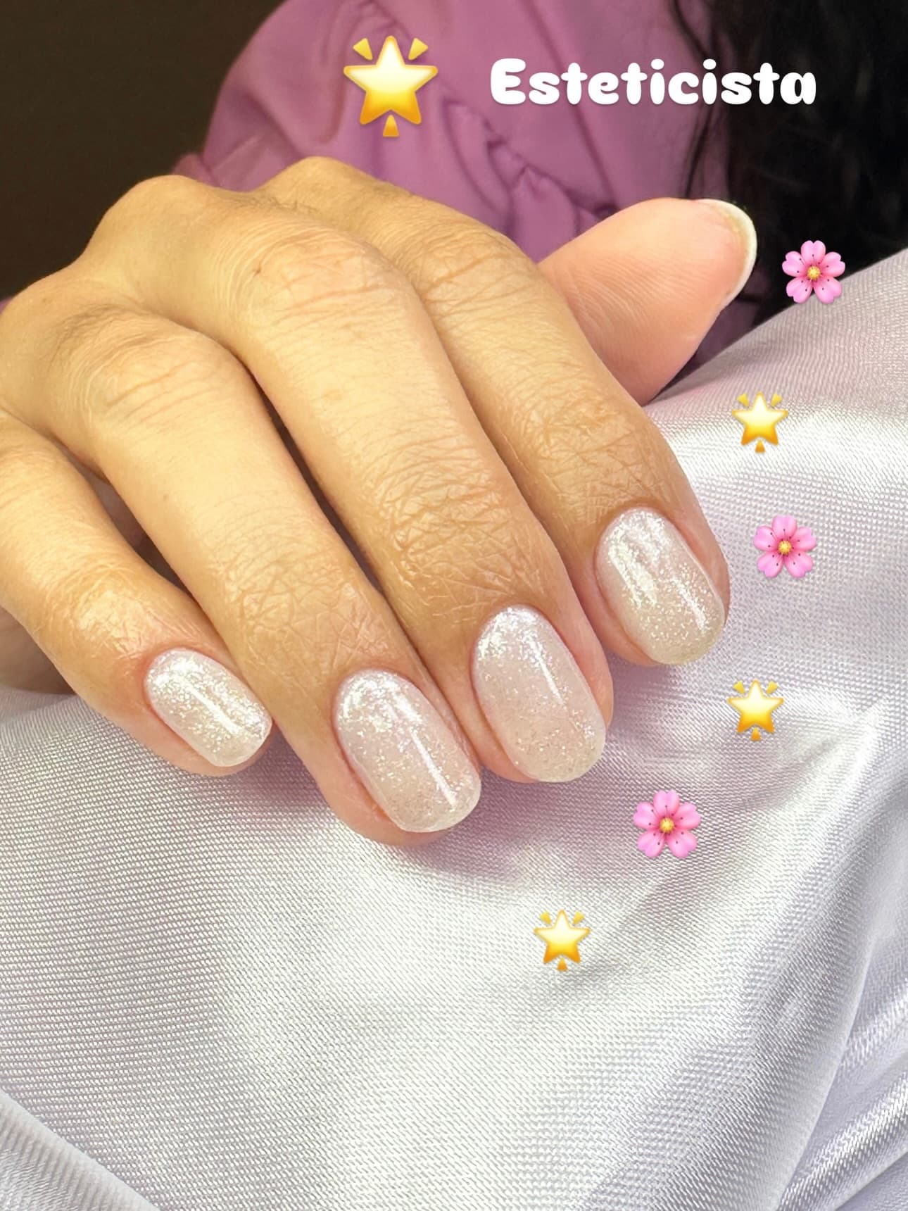 Unhas feitas no salão, com a profissão da cliente escrita na foto
