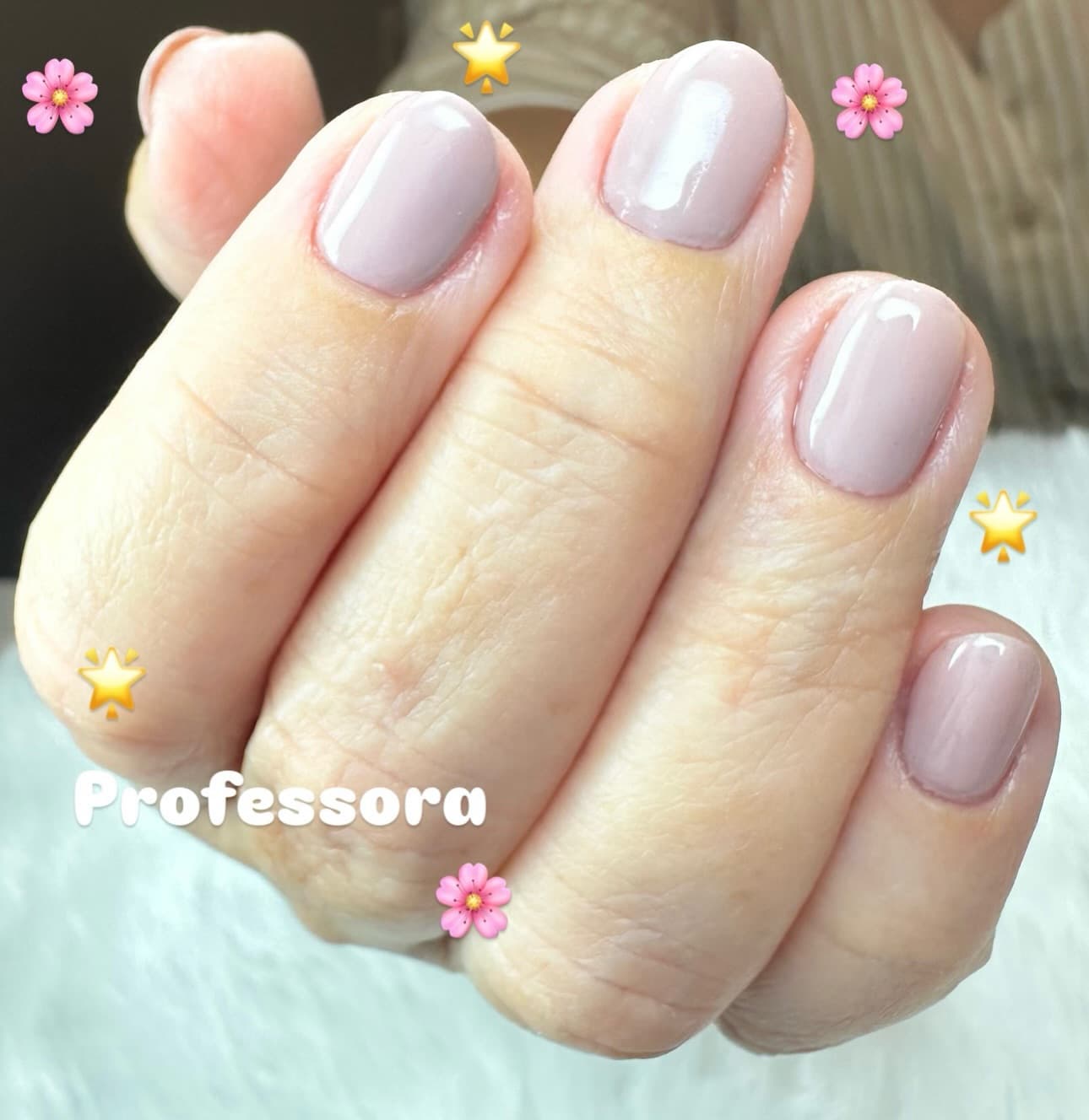 Unhas feitas no salão, com a profissão da cliente escrita na foto