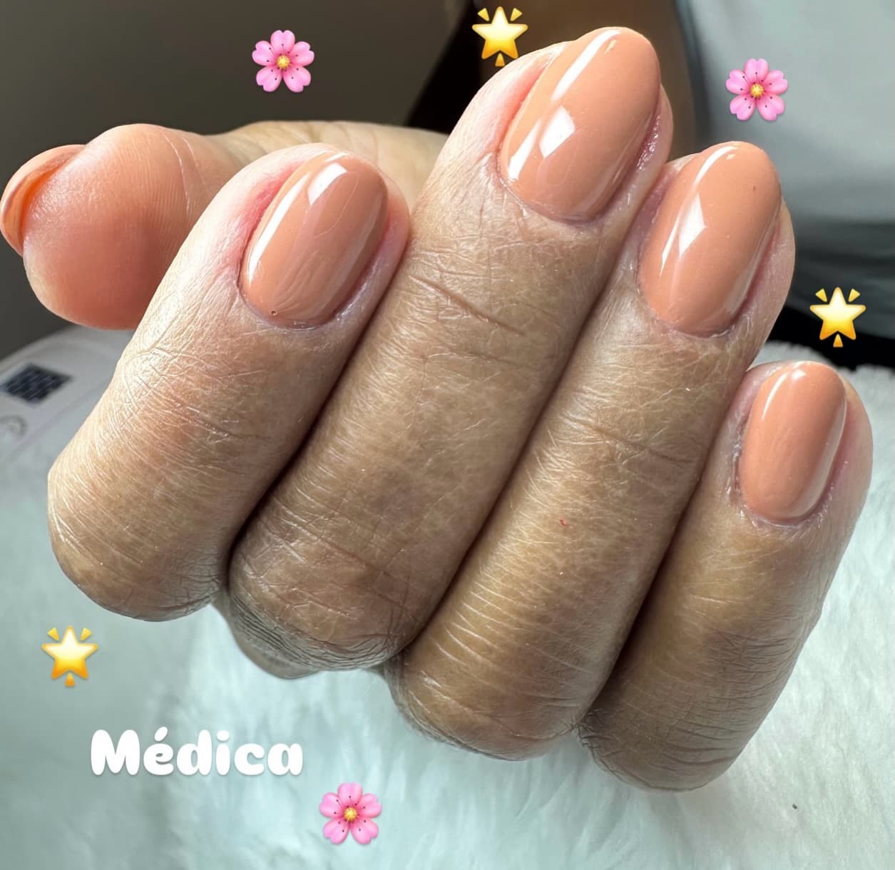 Unhas feitas no salão, com a profissão da cliente escrita na foto