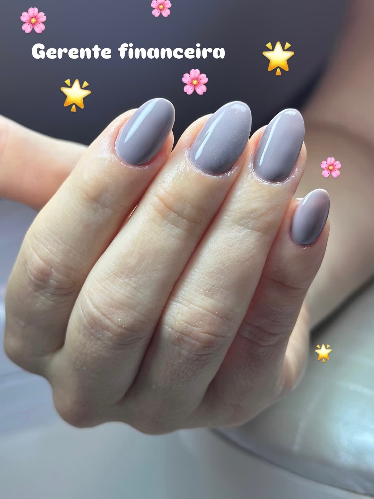 Unhas feitas no salão, com a profissão da cliente escrita na foto