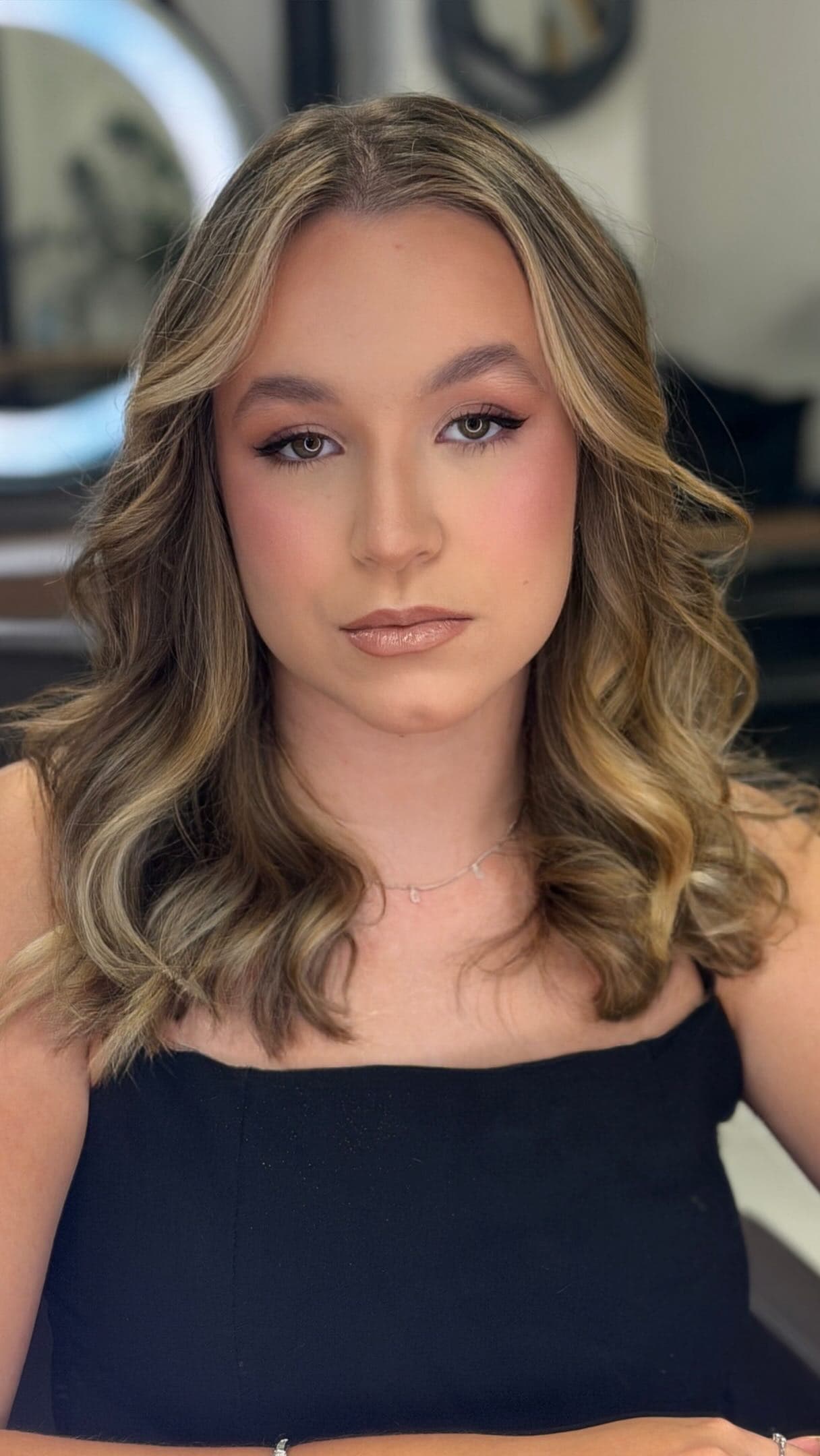 Cliente com loiro iluminado e ondas
