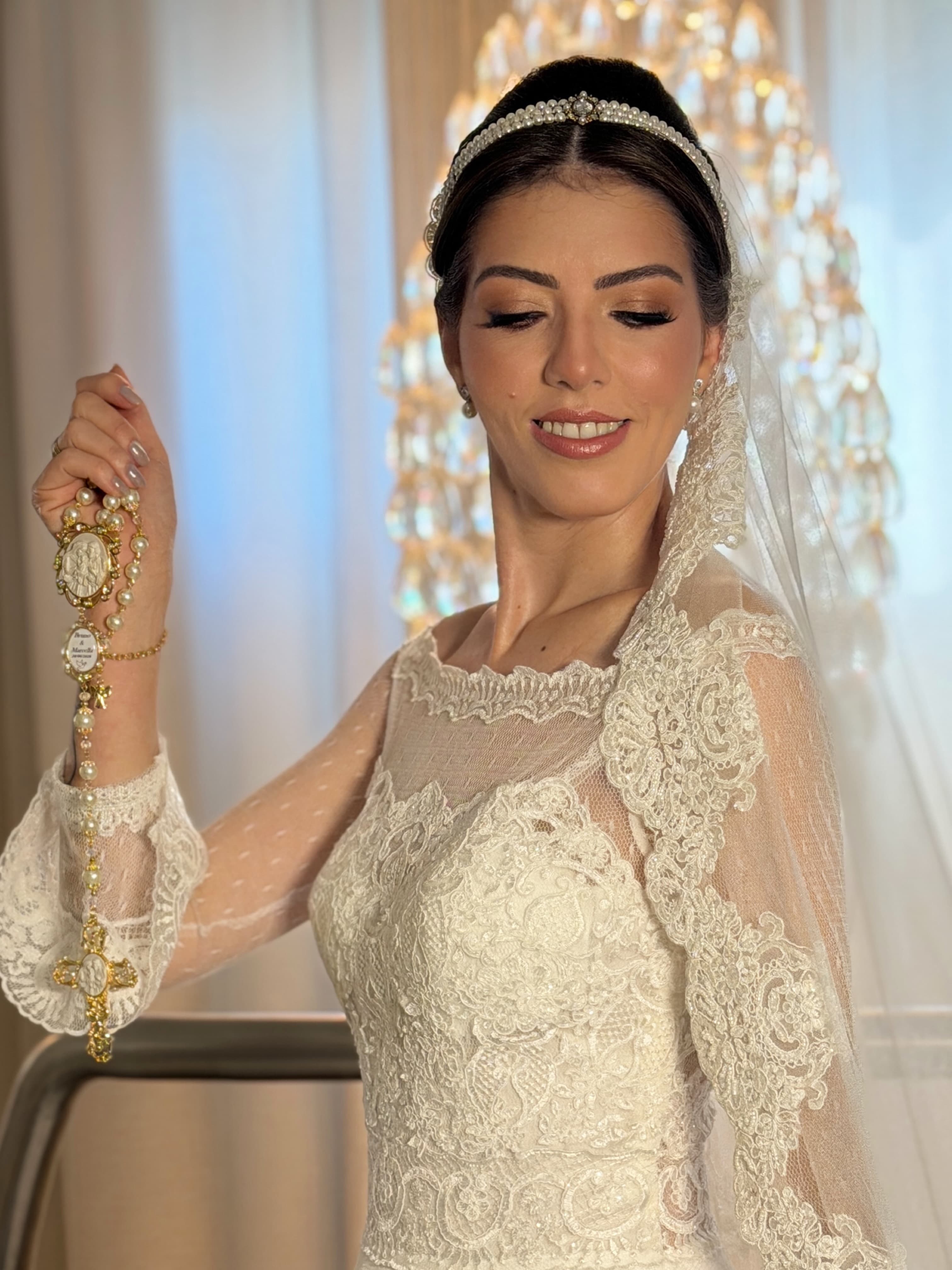 Noiva de véu e renda pronta no salão