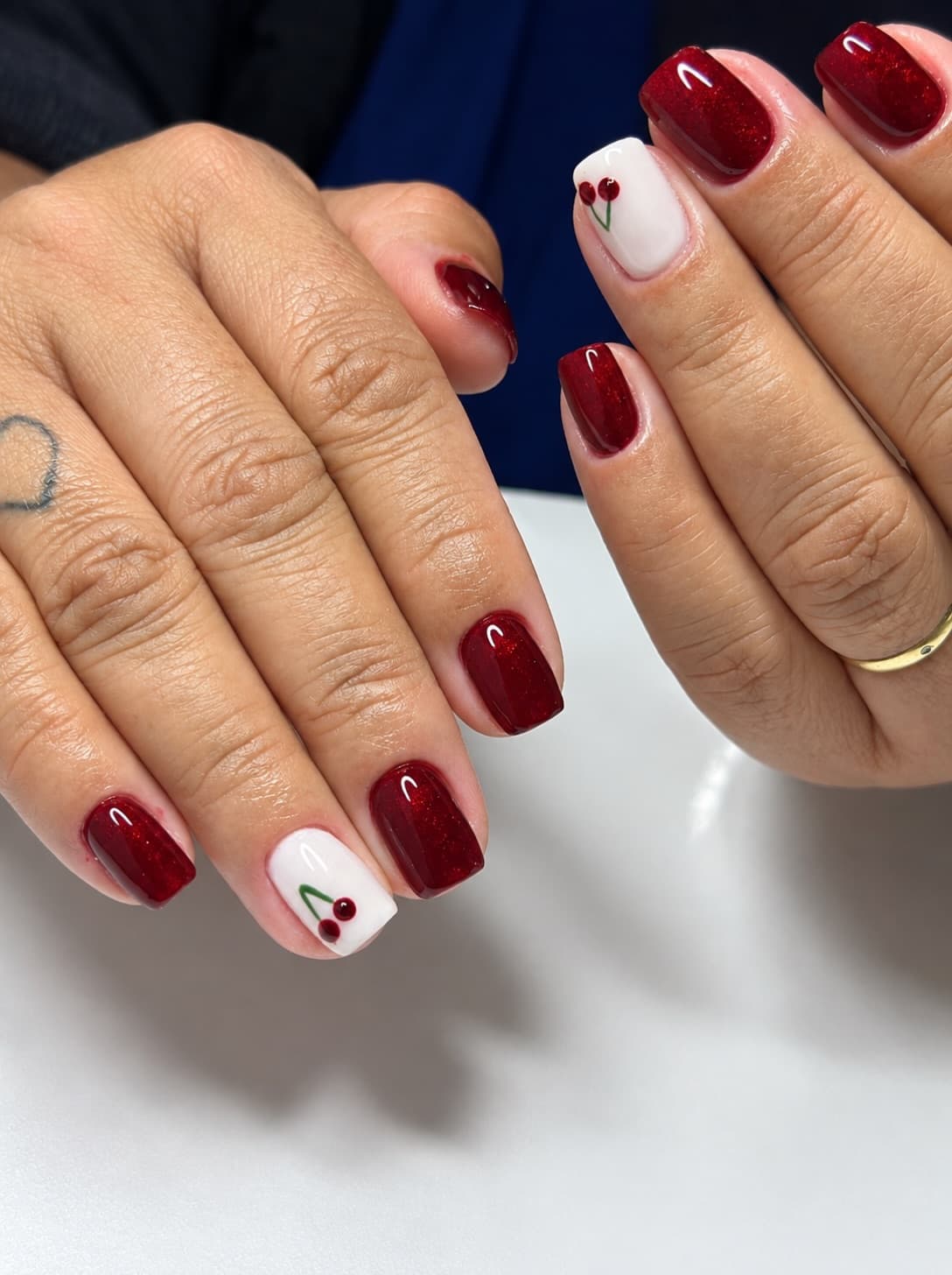 Unhas vermelho cereja com nail art