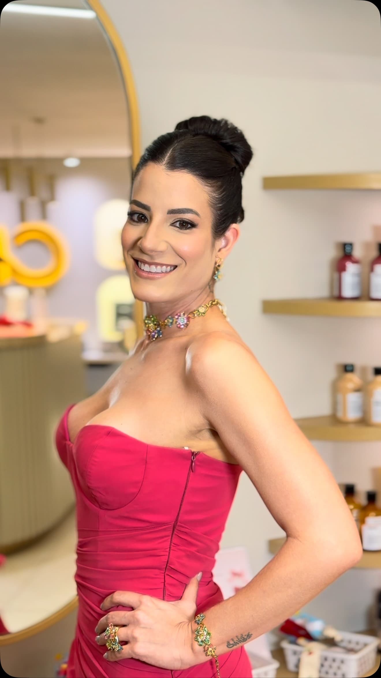 Cliente de vestido rosa na boutique do salão