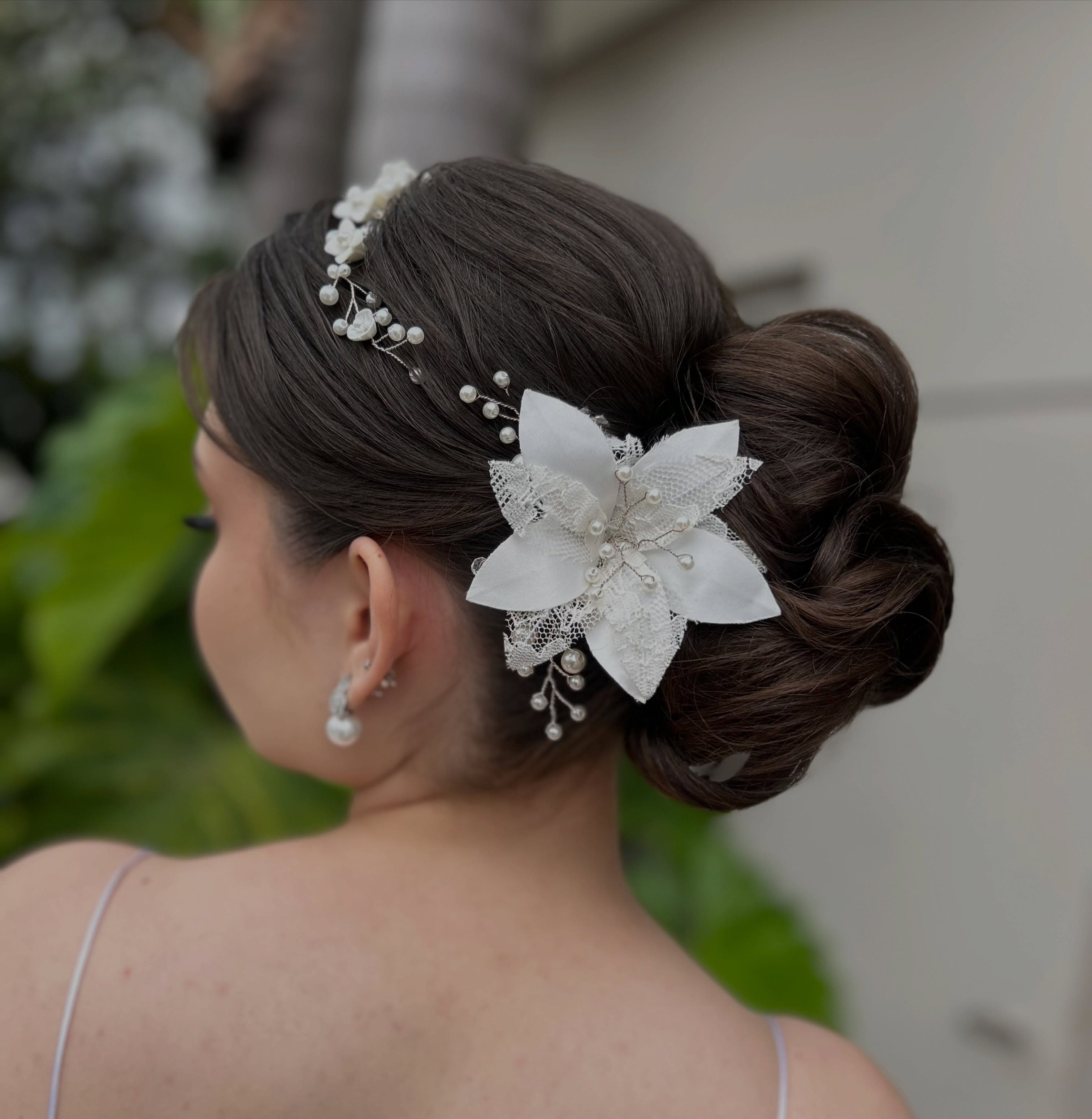 Coque de noiva com flor e pérolas